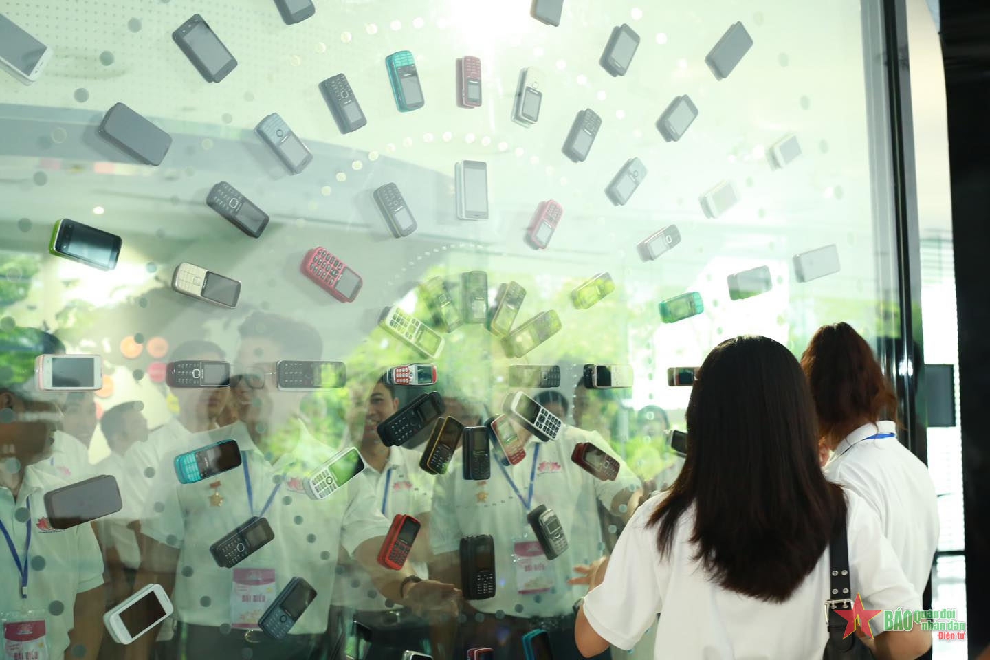 Đoàn đại biểu thanh niên tiên tiến trải nghiệm không gian số tại Viettel